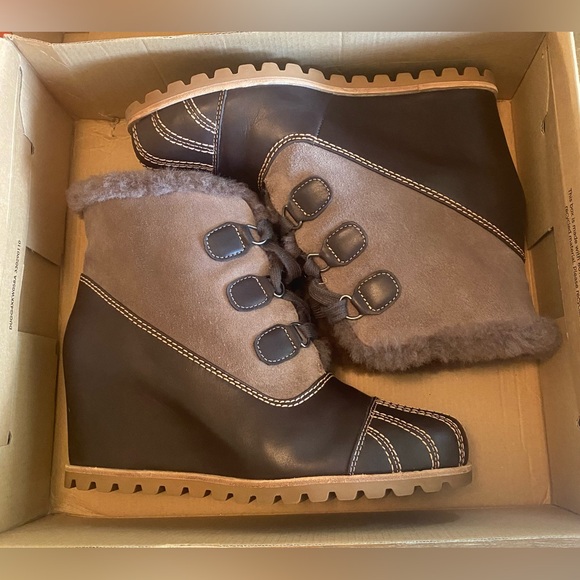 Women’s UGG Alasdair Leather Wedge Ankle Booties - Picture 6 of 8